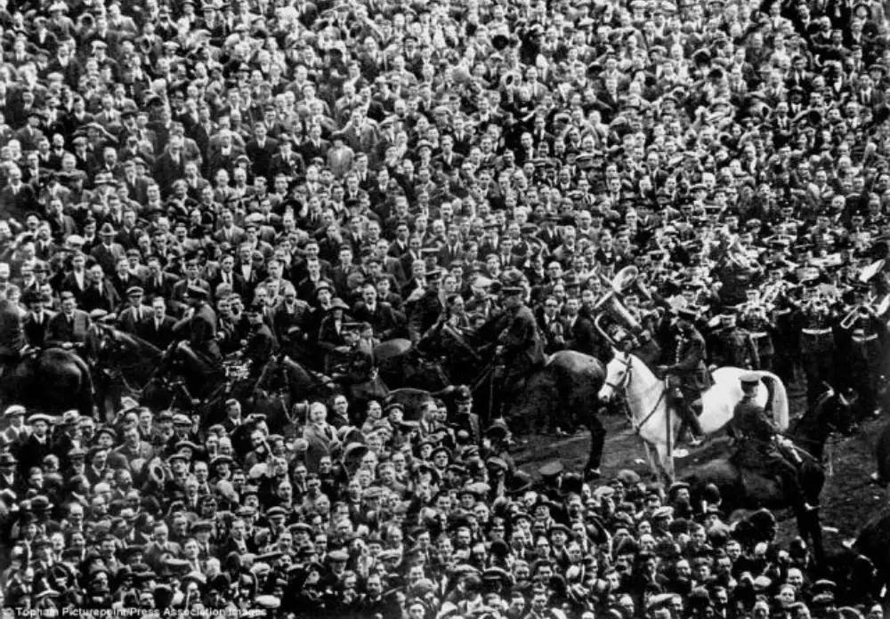 Słynny biały koń Billie wśród tłumu podczas finału FA Cup na Wembley w 1923 roku.