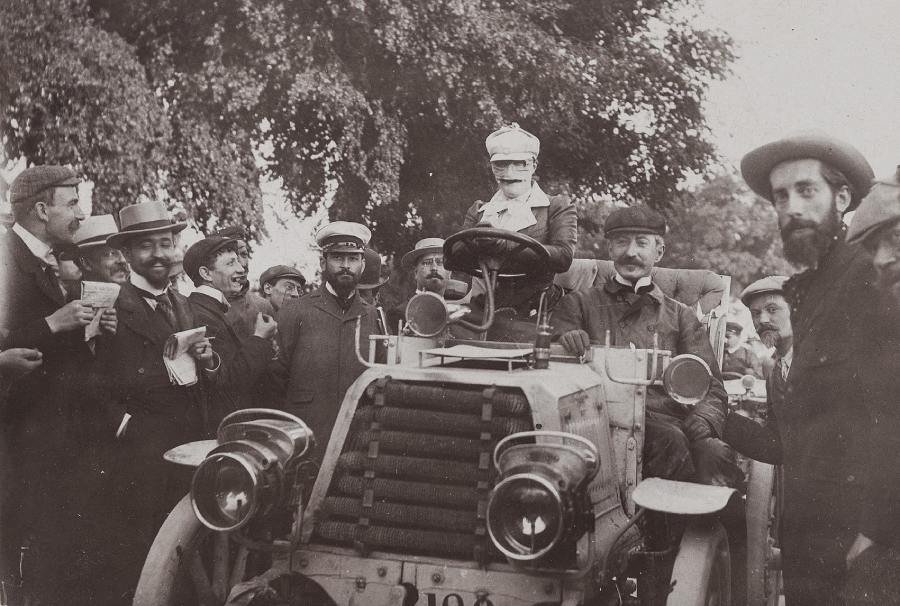 Camille du Gast i książę de Sagan podczas wyścigu Paryż–Berlin, 1901