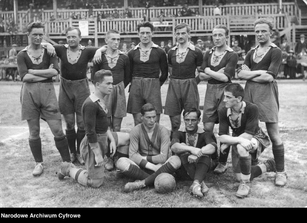 Pogoń Lwów, mistrz Polski z 1926 r., Szabakiewicz stoi pierwszy od prawej