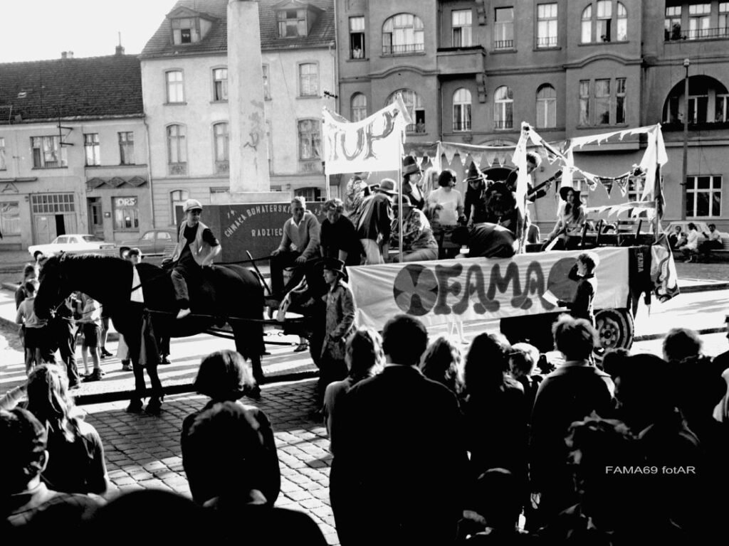 Siła FAMY – występy uliczne